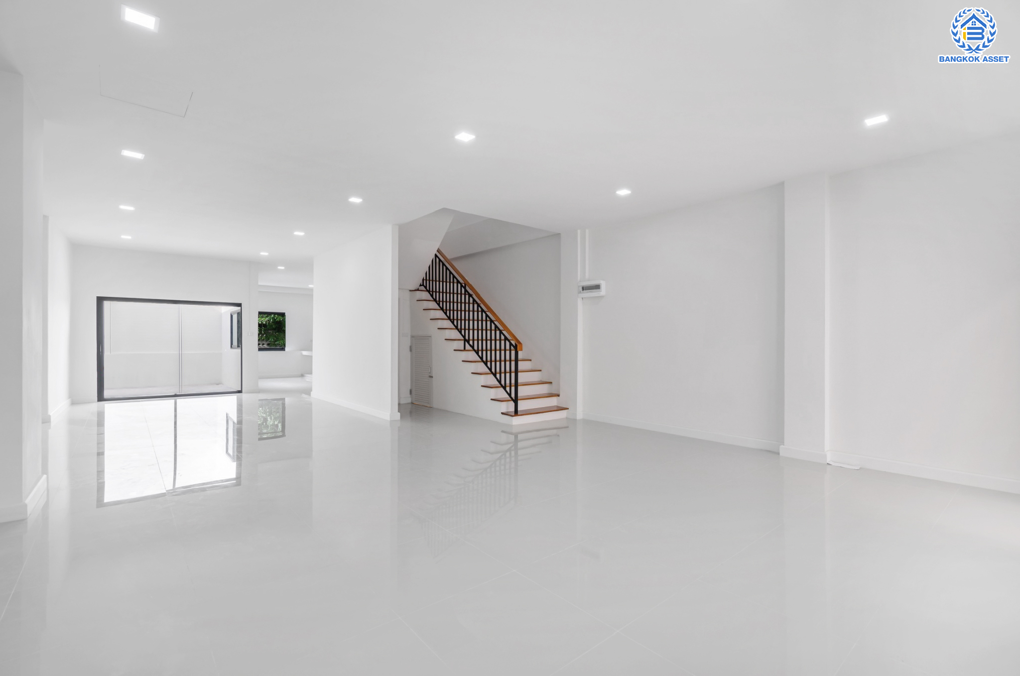 บ้านมือสองตกแต่งใหม่ ม.ยิ่งโอฬาร ดอนเมือง ทาวน์โฮม 3 ชั้น หลังใหญ่ เนื้อที่ 32.2 ตร.ว. ฟังก์ชัน 4 ห้องนอน 5 ห้องน้ำ จอดรถได้ 1 คัน บนทำเลศักยภาพ หน้าโครงการติดถนนวิภาวดี ใกล้สนามบินดอนเมือง ฟิวเจอร์พาร์ครังสิต, ม.รังสิต จุดขึ้นทางด่วน และรถไฟฟ้าสายสีแดง "สถานีดอนเมือง"